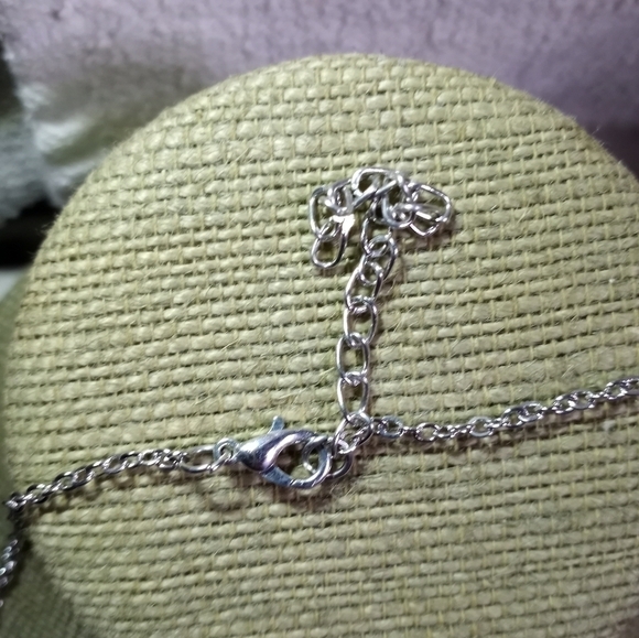 Gorgeous silvertone red round crystal pendant necklace - Picture 5 of 5